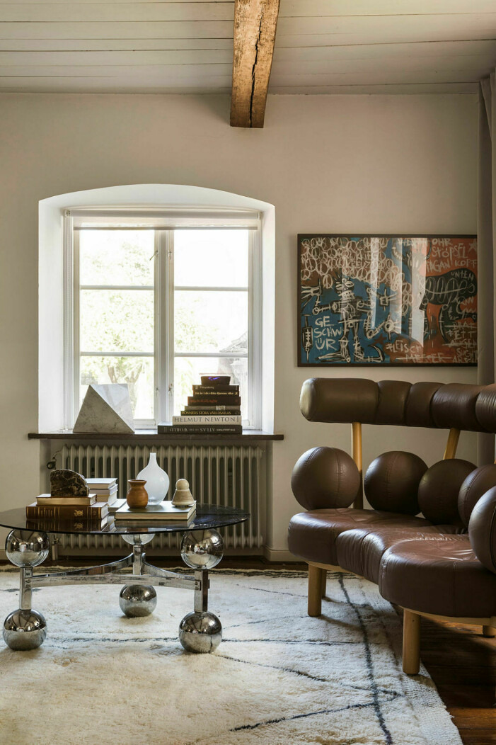Jordiga toner gifter sig också väl med varma kulörer, inte minst om du vill skapa kontrast. Foto: Mikael Lundblad Styling: Katia Thøger | Syns i: <a target="_blank" href="https://www.elle.se/hemma-hos/fredrikas-skanegard/4887655">I Fredrika Magnusson Ciottis Skånegård är allt till salu</a>. Inred med varma toner, färgkombinationer