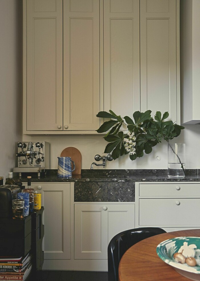 Varma toner gifter sig väl med trä, både i smådetaljer och större möbler. Foto: Idha Lundhag Styling: Caroline Axell | Syns i: <a target="_blank" href="https://www.elle.se/decoration/tomas-skoging-acne-hemma-hos/7794533">Designmöbler, konst och kreativitet hos Acnes grundare på Söder</a>. Inred med varma toner, smarta tips