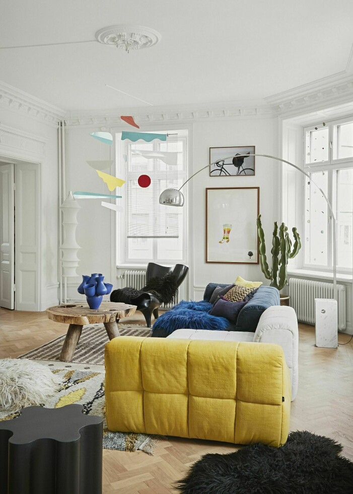 Vitt är ständigt aktuellt i inredningsbilden, inte minst tack vare sitt tidlösa uttryck. Foto: Idha Lindhag Stylist: Caroline Axell | Syns i: <a target="_blank" href="https://www.elle.se/decoration/tomas-skoging-acne-hemma-hos/7794533">Designmöbler, konst och kreativitet hos Acnes grundare på Söder</a>. Inred med vitt, vardagsrum
