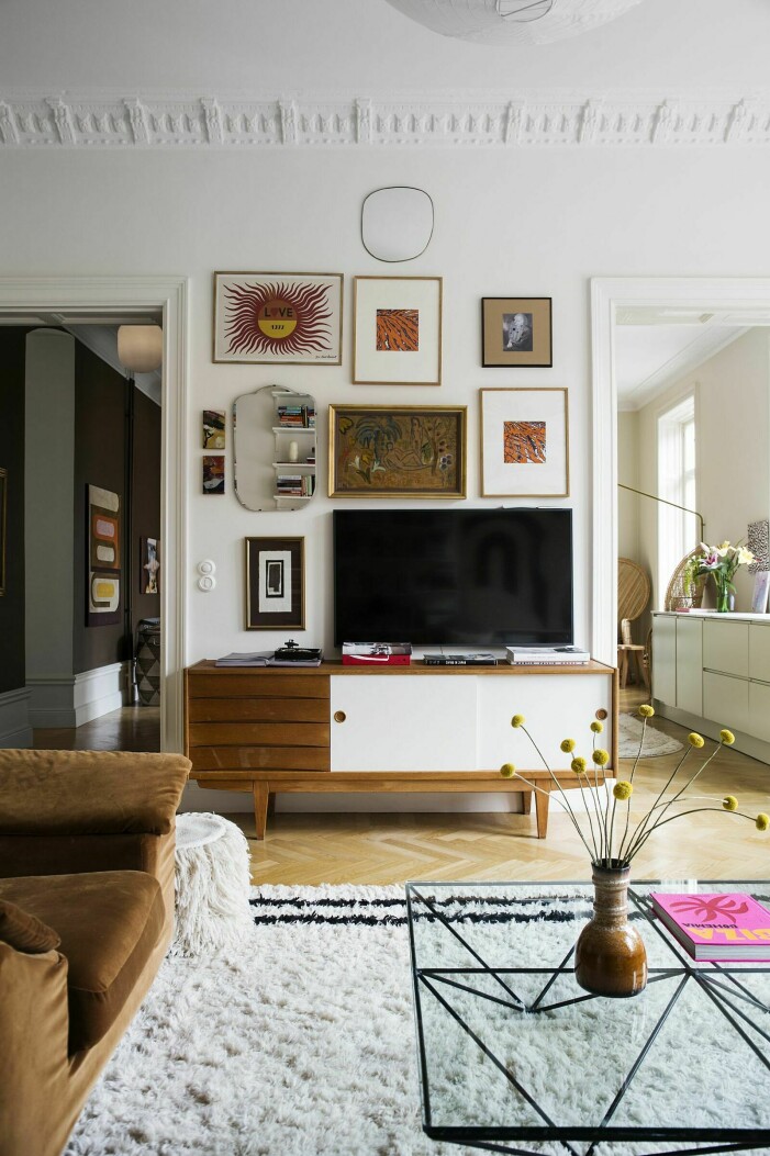 Naturnära materialval och den vita färgskalan är en utmärkt kombination. Foto: Johan Sellén Stylist: Gill Renlund | Syns i: <a target="_blank" href="https://www.elle.se/decoration/hemma-hos-little-liffner-i-vasastan/7505047">Väskdesignerns bohemchica drömhem är fyllt av inspiration – kika in</a>. Inred med vitt, naturmaterial