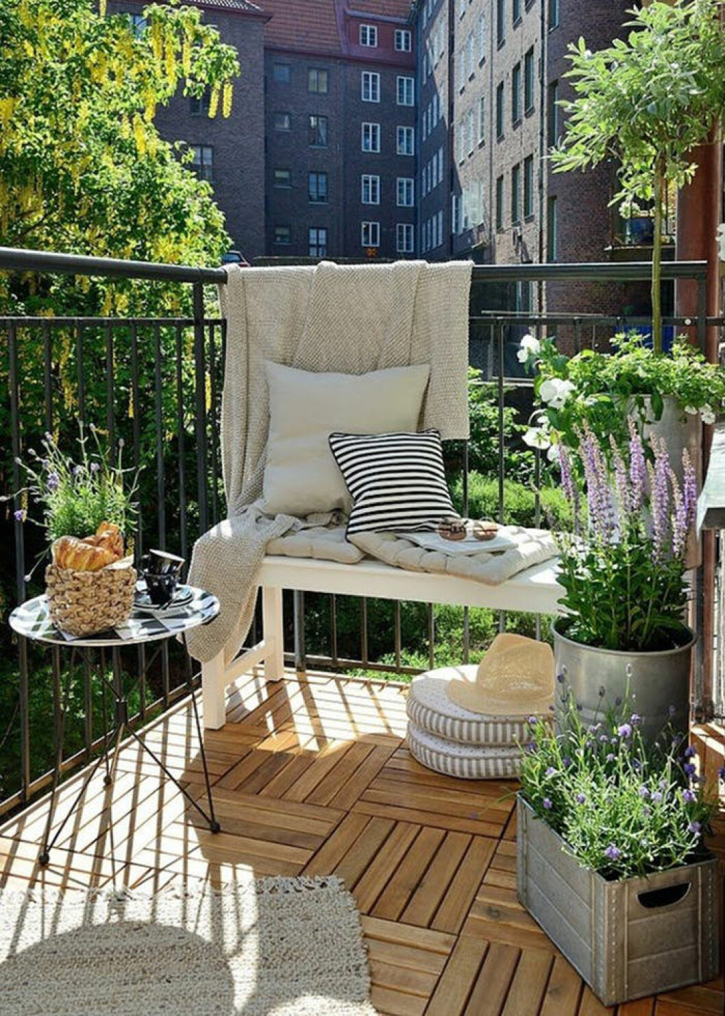 Foto via: <a href="https://www.apartmenttherapy.com/temporary-outdoor-accessories-decor-for-renters-220767" target="_blank" rel="noopener">Apartment Therapy</a> Trätrallar ballkong