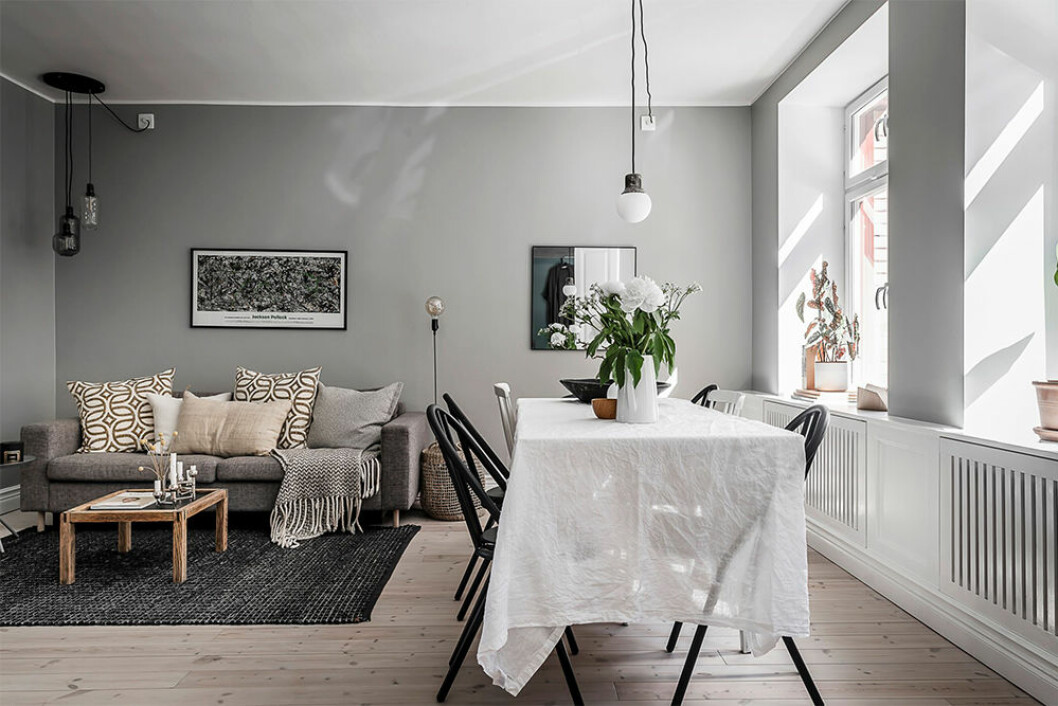 Två funktioner i ett och samma rum tack vare smart möblering. Foto: Henrik Lindén Styling: Studio Cuvier för <a href="https://www.instagram.com/alvhem/?hl=sv" target="_blank" rel="noopener">Alvhem</a>/mäklare: Anna-Kajsa Nylander Snyggt vardagsrum i liten bostad med soffhörna och stor matplats