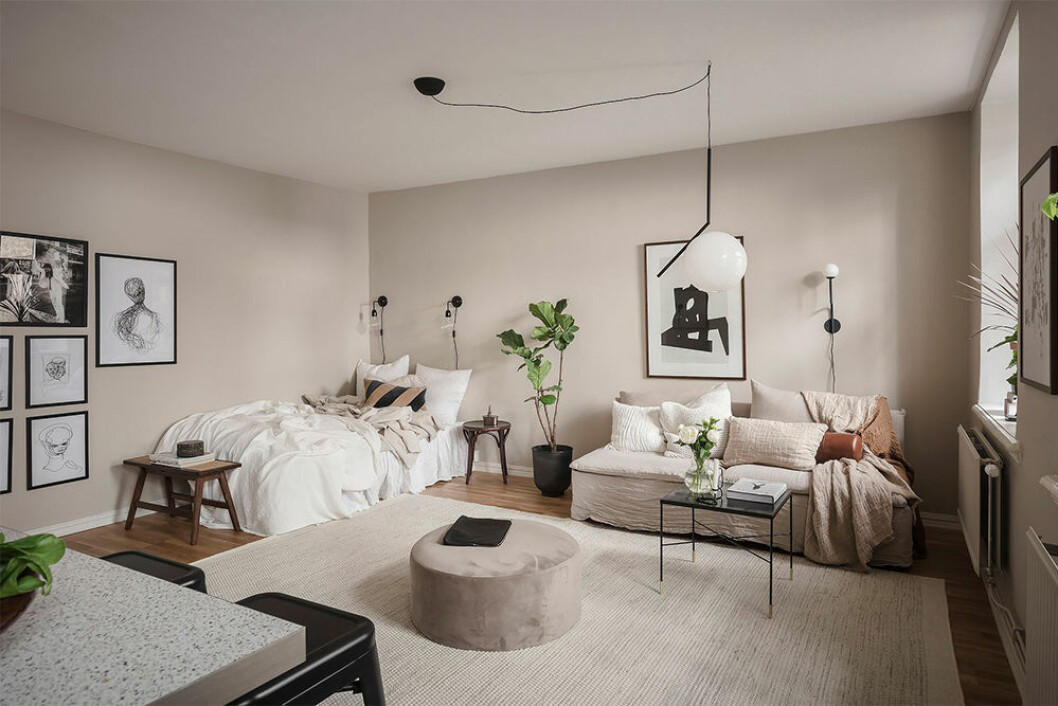 Placera belysningen där den behövs för att skapa naturliga rum i rummet. Foto: Anders Bergstedt Styling: Heyman Sciarrati för Alvhem/mäklare: Tony Henschel Snyggt inredd etta i beige nyanser