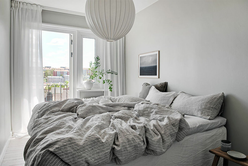 Ett rofyllt sovrum behöver inte många detaljer för att vara stilfullt. Foto: Fredrik J Karlsson Styling: Linnéa H. Manaberi/Cream and navy för Alvhem/mäklare: Ann Stenmark Minimalistiskt sovrum med rofylld inredning i grå toner