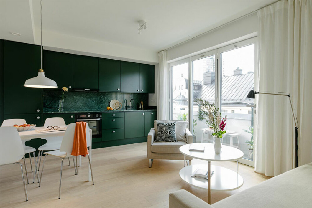 Det här gröna köket blir ett blickfång och skapar wow-effekt i bostaden. Foto: Martin Wichardt Styling: Katia Thoger för <a href="https://www.instagram.com/fantasticfrank/?hl=sv" target="_blank" rel="noopener">Fantastic Frank</a>/mäklare: Camilla Eggenberger Snygg liten lägenhet med mörkgrönt kök