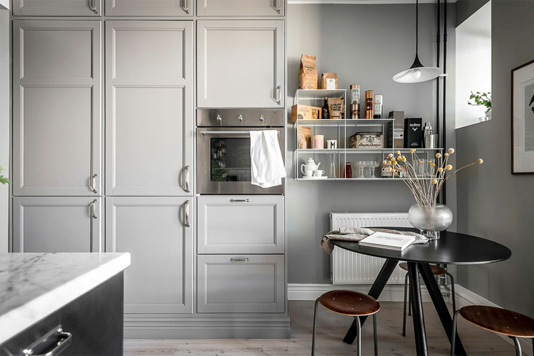 Kombinera öppen och sluten förvaring för ett levande, men samtidigt prydligt intryck! Foto: Henrik Lindén Styling: Studio Cuvier för Alvhem/mäklare: Anna-Kajsa Nylander Platsbyggt kök från golv till tak och öppen förvaring i kombination