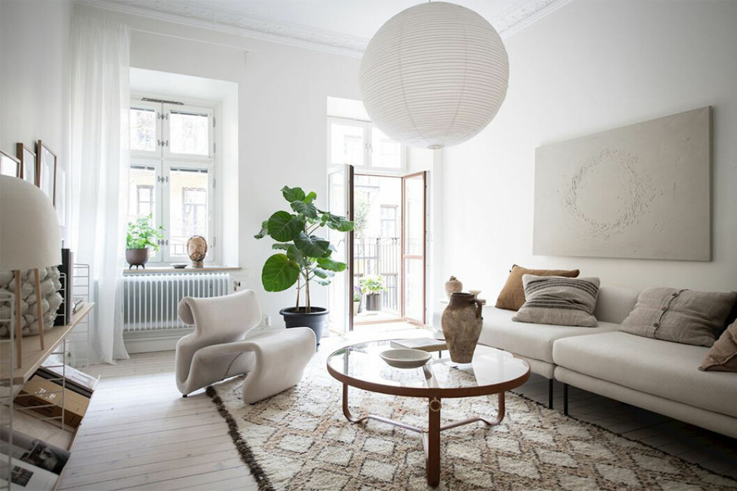 Blanda olika material och texturer samt nytt och gammalt för en personlig inredning. Foto: Maria Sahlander Styling: Nouvel Interior för <a href="https://www.instagram.com/bjurfors_goteborg/?hl=sv" target="_blank" rel="noopener">Bjurfors</a>/mäklare: Jonas Rutberg Snyggt vardagsrum med personlig och beige inredning