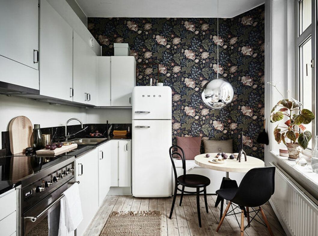 Foto: Anders Bergstedt Styling: Joanna Bagge/Kvart Interiör för <a href="https://www.instagram.com/ahrefastighetsbyra/?hl=sv" target="_blank" rel="noopener">Ahre</a>/mäklare: Fredrik Belfrage Blommig tapet i köket i skandinaviskt hem