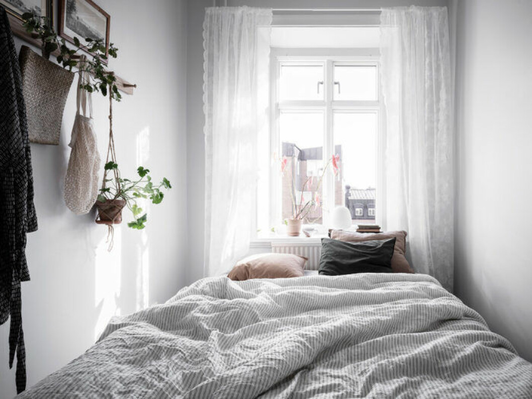 Foto: Anders Bergstedt Styling: Nouvel interior för <a href="https://entrancemakleri.se/" target="_blank" rel="noopener">Entrance mäkleri</a>/mäklare: Erika Bergholm Somrig möblering med sängen vid fönstret