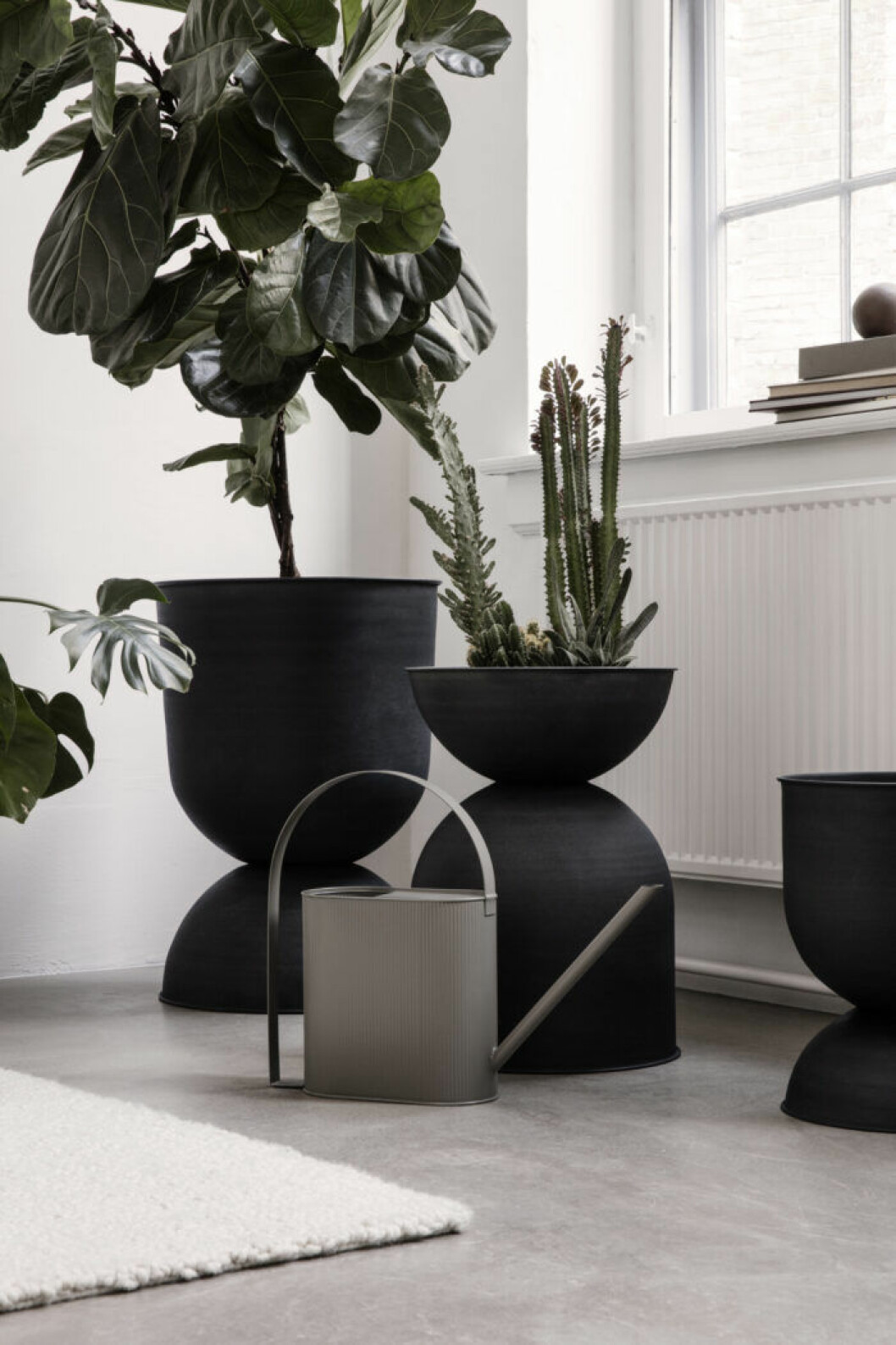 Foto: Ferm living Inred med en hemmadjungel vid fönstret