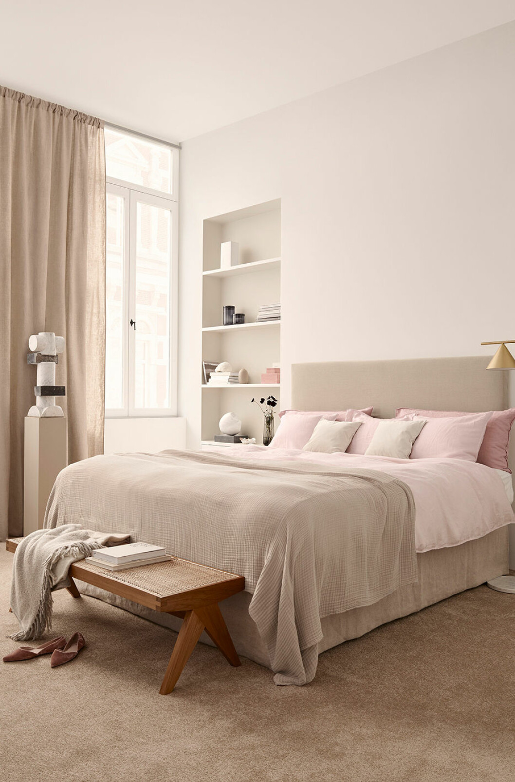 En sittbänk kan ge sovrummet en tidlös hotellkänsla. Foto: HM home En sittbänk kan ge sovrummet en tidlös hotellkänsla.
