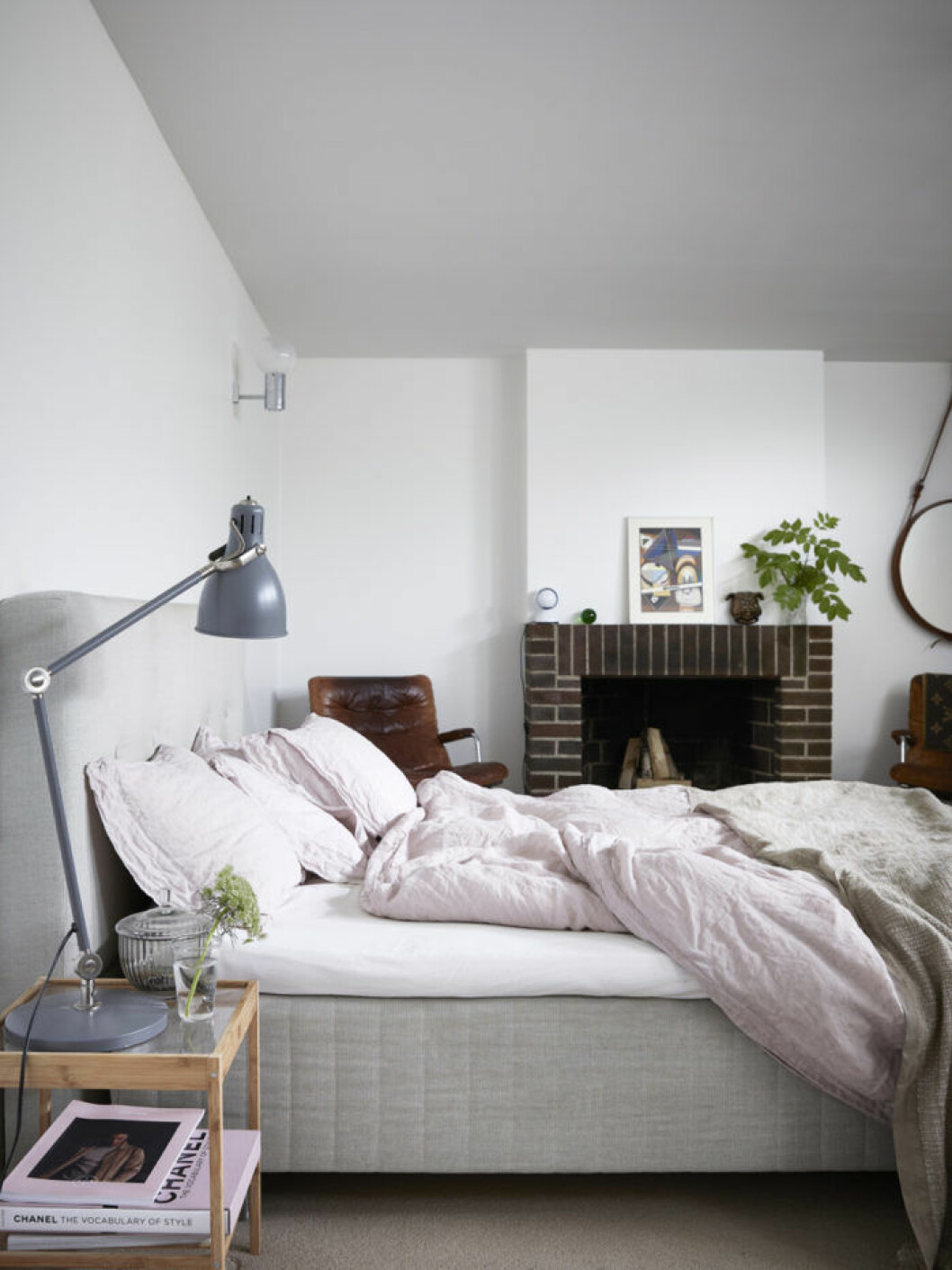 Foto: <a href="https://www.stellanherner.se/">Stellan Herner</a>, styling: <a href="http://www.agentbauer.com/stylists/lobjurulf">Lo Bjurulf</a>. Syns i <a href="https://www.elle.se/decoration/kika-in-mode-och-beautychefens-omtalade-1960-talsdrom/">”Kika in i modechefens uppdaterade 1960-talsdröm”</a>. Brasa i sovrum