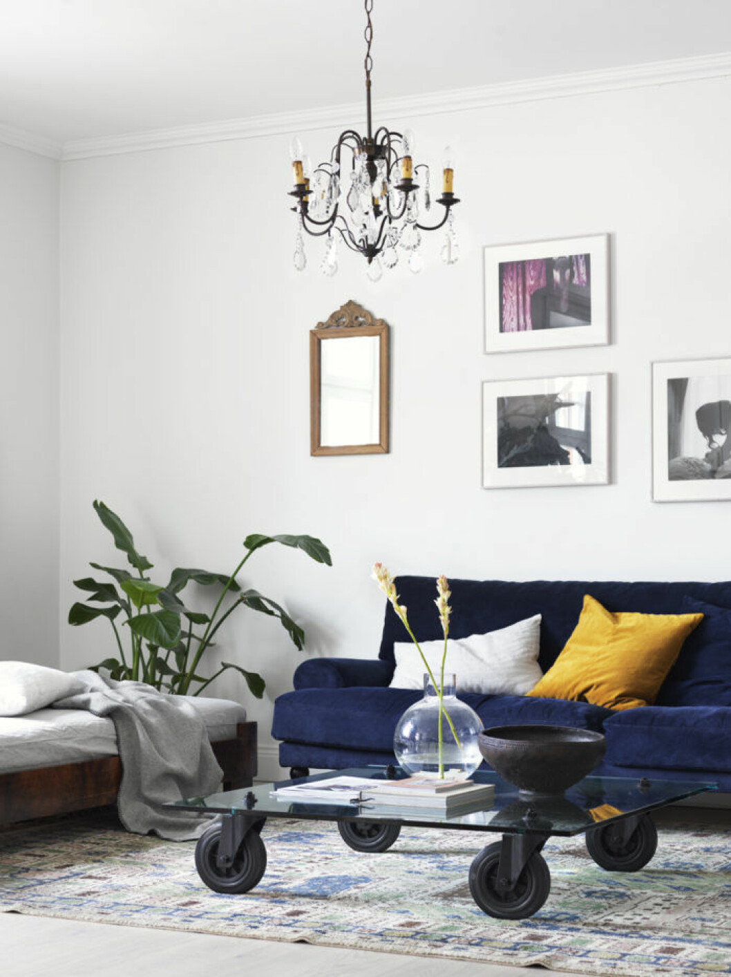 Foto: <a href="http://www.linkdeco.com/photographers/petra-bindel/interiors">Petra Bindel</a>, styling: <a href="http://emmaperssonlagerberg.blogspot.se/">Emma Persson Lagerberg</a>. Syns i <a href="https://www.elle.se/decoration/idyllisk-sekelskifteslagenhet-inredd-med-ljuvliga-vintagefynd/">”Idyllisk sekelskifteslägenhet – inredd med ljuvliga vintagefynd”</a>. Marinblå sammetsoffa