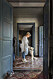 Mönstrat golv, kvinna med hund, blå dörr