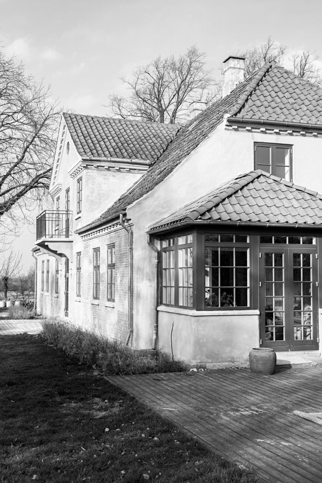 Fantastiskt stenhus med inglasad veranda