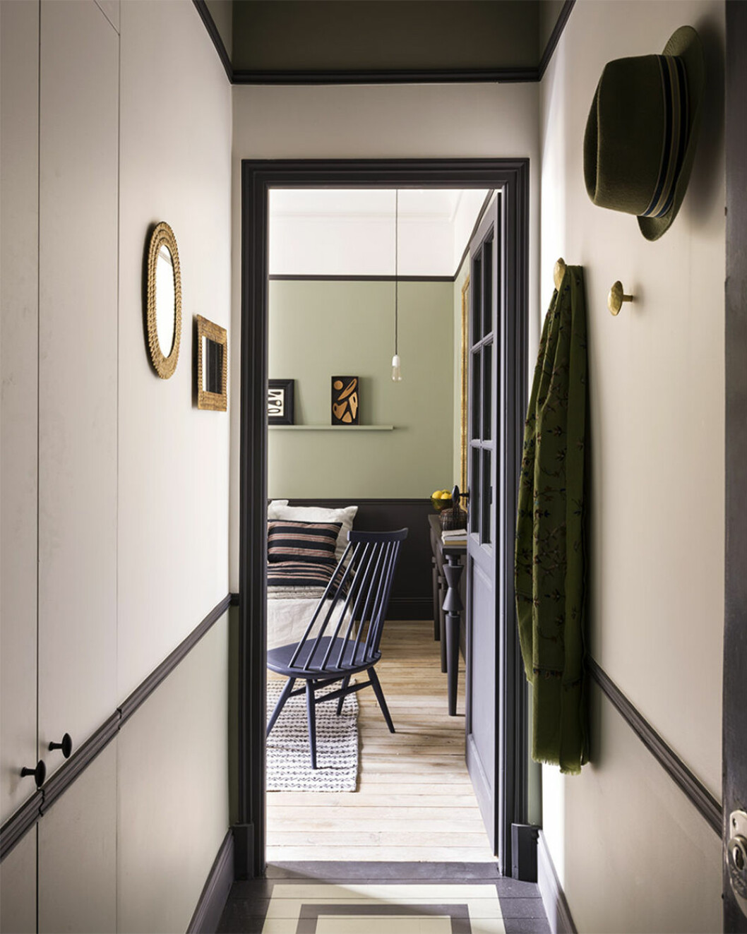 Foto: Stephan Jullaird/Tripod Agency Syns i: <a href="https://www.elle.se/decoration/en-chic-compact-living-drom-i-paris-pa-bara-18-kvadrat/" rel="noopener">Chic compact living-dröm i Paris – på bara 18 kvadrat</a> inredning för compact living hall
