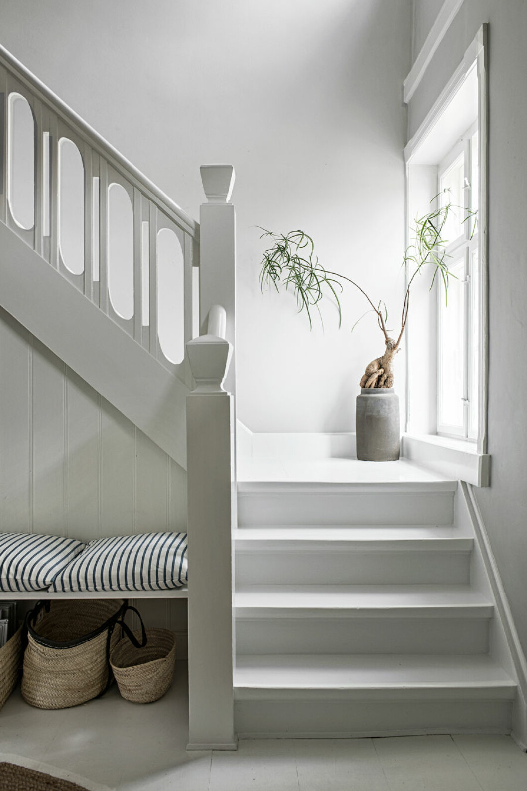 Foto: <a href="http://www.peterkragballe.com/">Peter Kragballe</a>, styling: <a href="https://www.instagram.com/camilla.tange/">Camilla Tange Peylecke</a>. Syns i ”<a href="https://www.elle.se/decoration/nordiskt-bohemiskt-hemma-hos-tine-k-homes-grundare/">Nordiskt bohemiskt hos grundarna av Tine K Home</a>”. Vit trätrappa