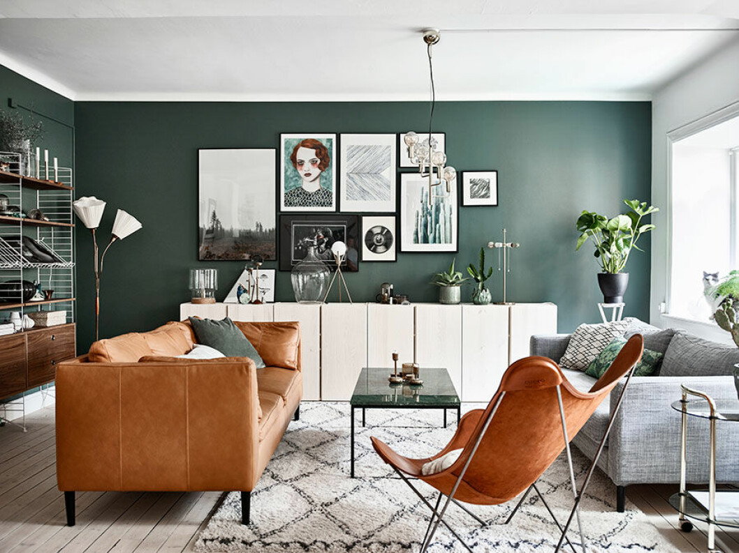 Styling: Alexandra Ydholm Foto: Andrea Papini Syns i: <a href="https://www.elle.se/decoration/saker-stilmix-med-vacker-vintage-och-moderna-inslag/" target="_blank" rel="noopener">Säker stilmix med vintage, moderna inslag och ett drömmigt sovrum</a> Grönmålat vardagsrum