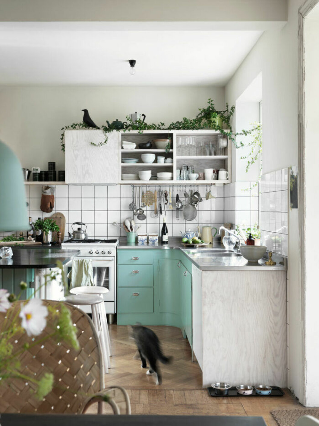 Foto: Petra Bindel Styling: Emma Persson Lagerberg Syns i: <a href="https://www.elle.se/decoration/arbetarbostad-blev-pittoresk-utopi-med-magisk-veranda/" target="_blank" rel="noopener">”Arbetarbostaden som blev en riktig inredningsdröm”</a>