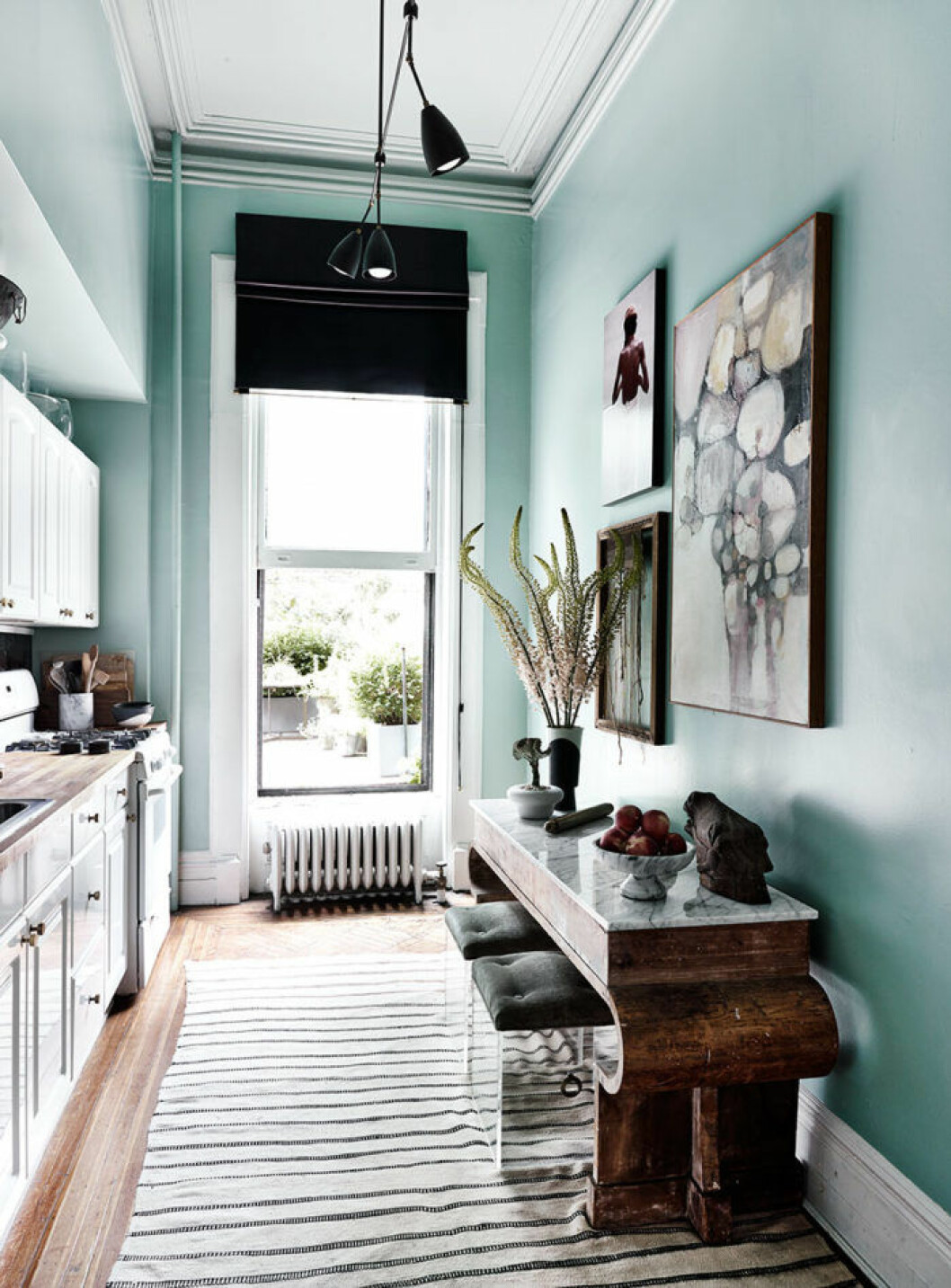 Styling: Helle Walsted Text: Karin Gråbaek Foto: Wichmann + Bendtsen Photography Syns i: <a href="https://www.elle.se/decoration/elegant-och-experimentellt-hemma-hos-designparet/">Elegant experimentellt hos designduon</a>. Låt tavelväggen smälta in i inredningen.