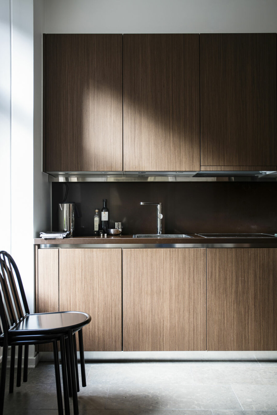 Foto: <a href="http://www.folio.se/photographer/Johan+Sell%C3%A9n.aspx">Johan Sellén</a>, styling: <a href="http://www.gillrenlund.com/">Gill Renlund</a>. Syns i <a href="https://www.elle.se/decoration/nedtonad-elegans-i-naturnara-toner/">”Nedtonad elegans i naturnära toner”</a>. mörkt träkök