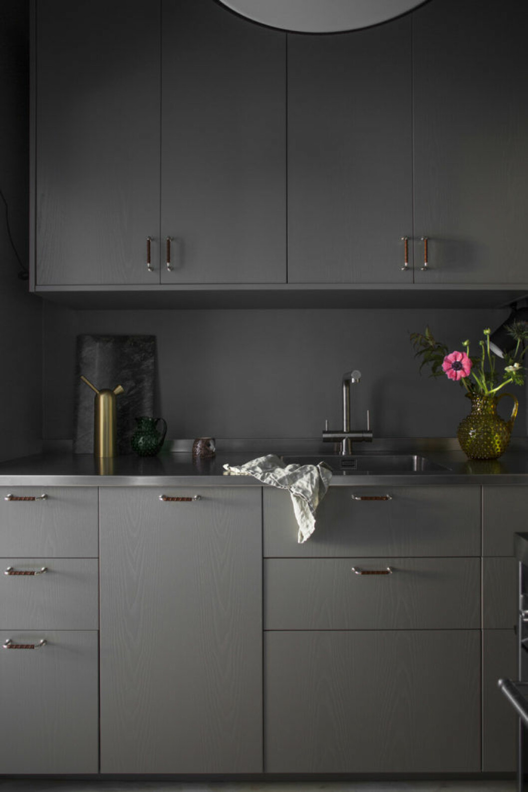 Syns i: <a href="https://www.elle.se/decoration/farg-compact-living-hemma-hsos-helena-sand/">”Kreativ lägenhet med färg och smarta lösningar”</a>. Foto: <a href="http://www.linaostling.se/">Lina Östling</a>, styling: <a href="http://strenghielm.se/">Mari Strenghielm</a>. grått kök