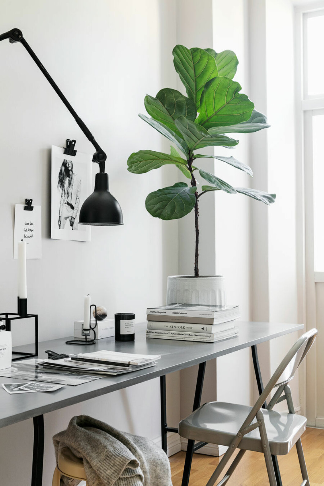 Foto: <a href="http://www.creart.se/">Sofie Sykfont</a>, styling: <a href="https://www.pellahedeby.com/">Pella Hedeby.</a> Syns i <a href="https://www.elle.se/decoration/ombonad-och-stilsaker-minimalism-i-standig-forandring/">”Ombonad minimalism i ständig förändring”</a>. Grått skrivbord