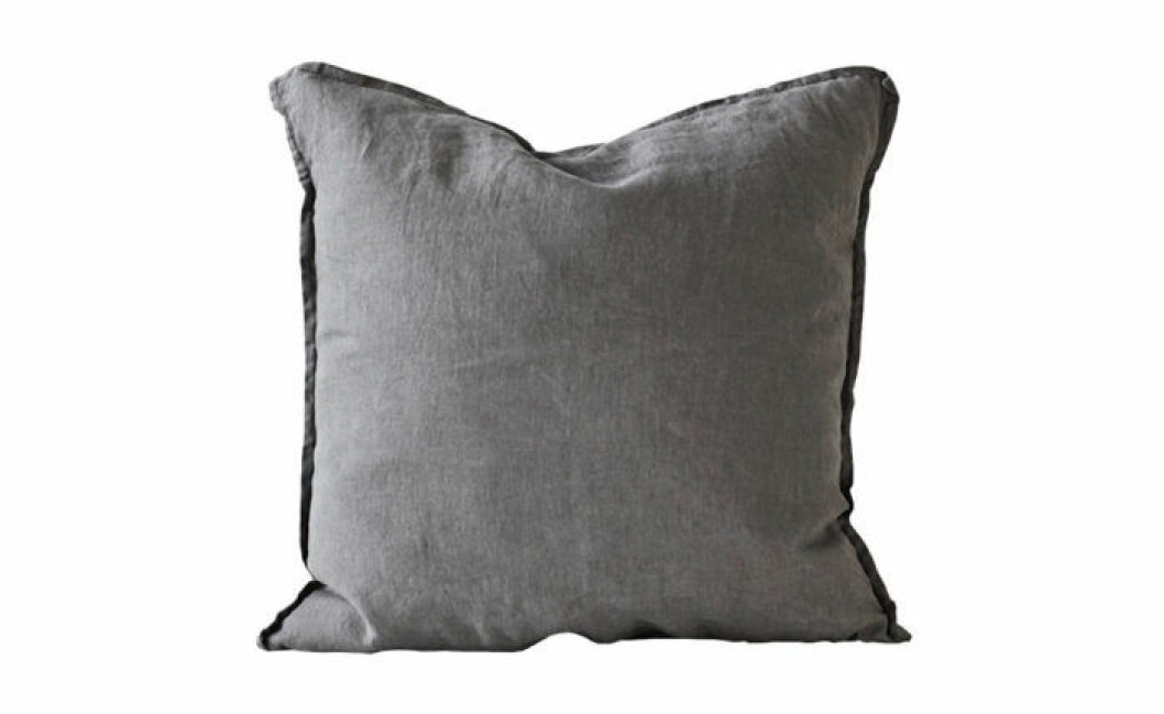 Kuddfodral i tvättat linne, 65×65 cm, 299 kr, Tell Me More.