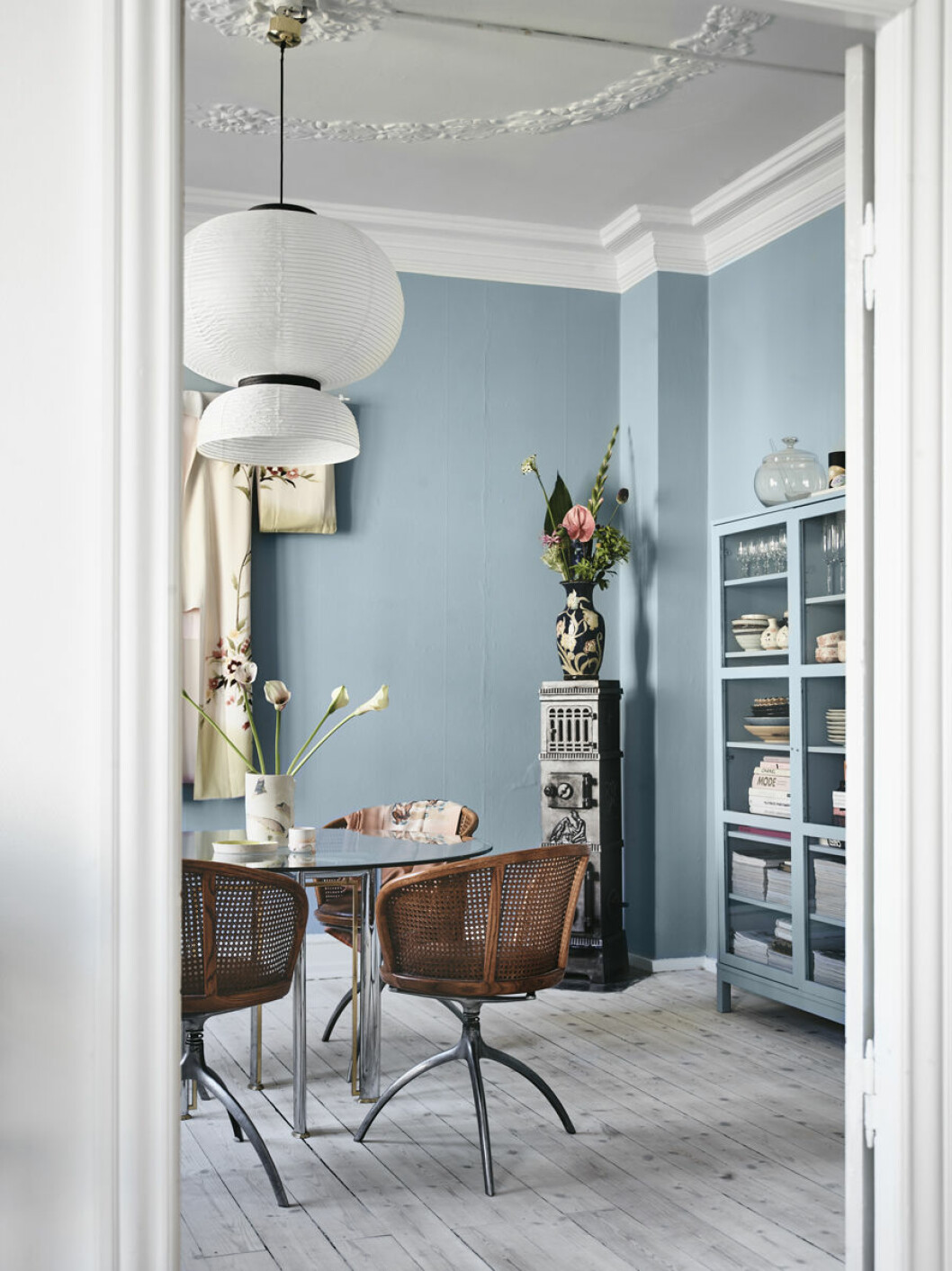 Syns i: <a href="https://www.elle.se/decoration/hemma-hos-carina-baumann/">”Hemmet där dansk elegans möter japansk minimalism”</a>. Foto: <a href="https://www.andrea-papini.com/">Andrea Papini</a>, styling: <a href="https://www.instagram.com/alexandra.papini/">Alexandra Papini</a> matplatsen i rummet med blå väggar