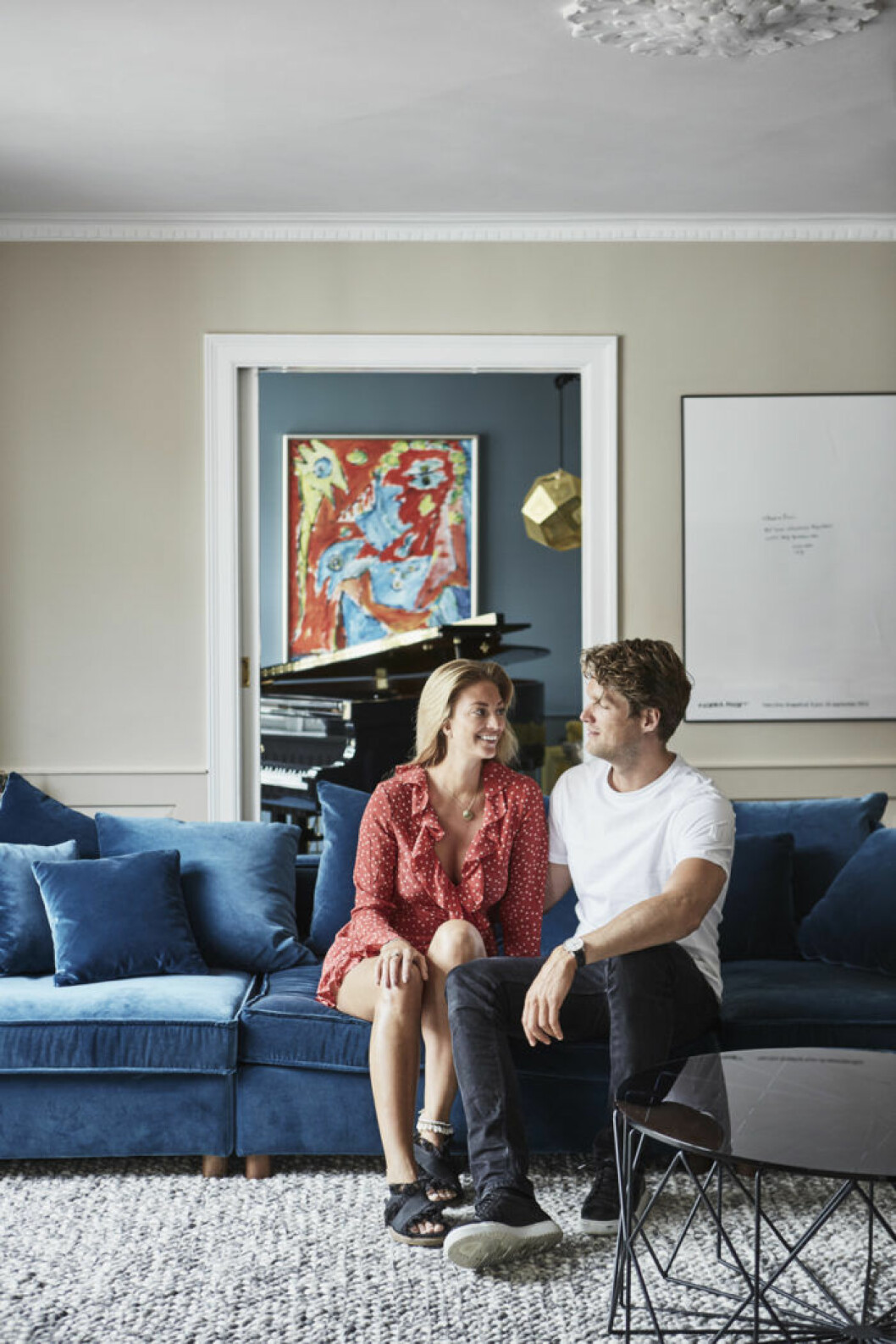  Camilla Wikke Wahlström och Julius Heslet har mycket färg i sin lägenhet. 