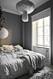 sovrum med harmoniska textiler och gråa väggar