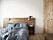 Sovrum med träväggar, trägolv och sänggavel i trä