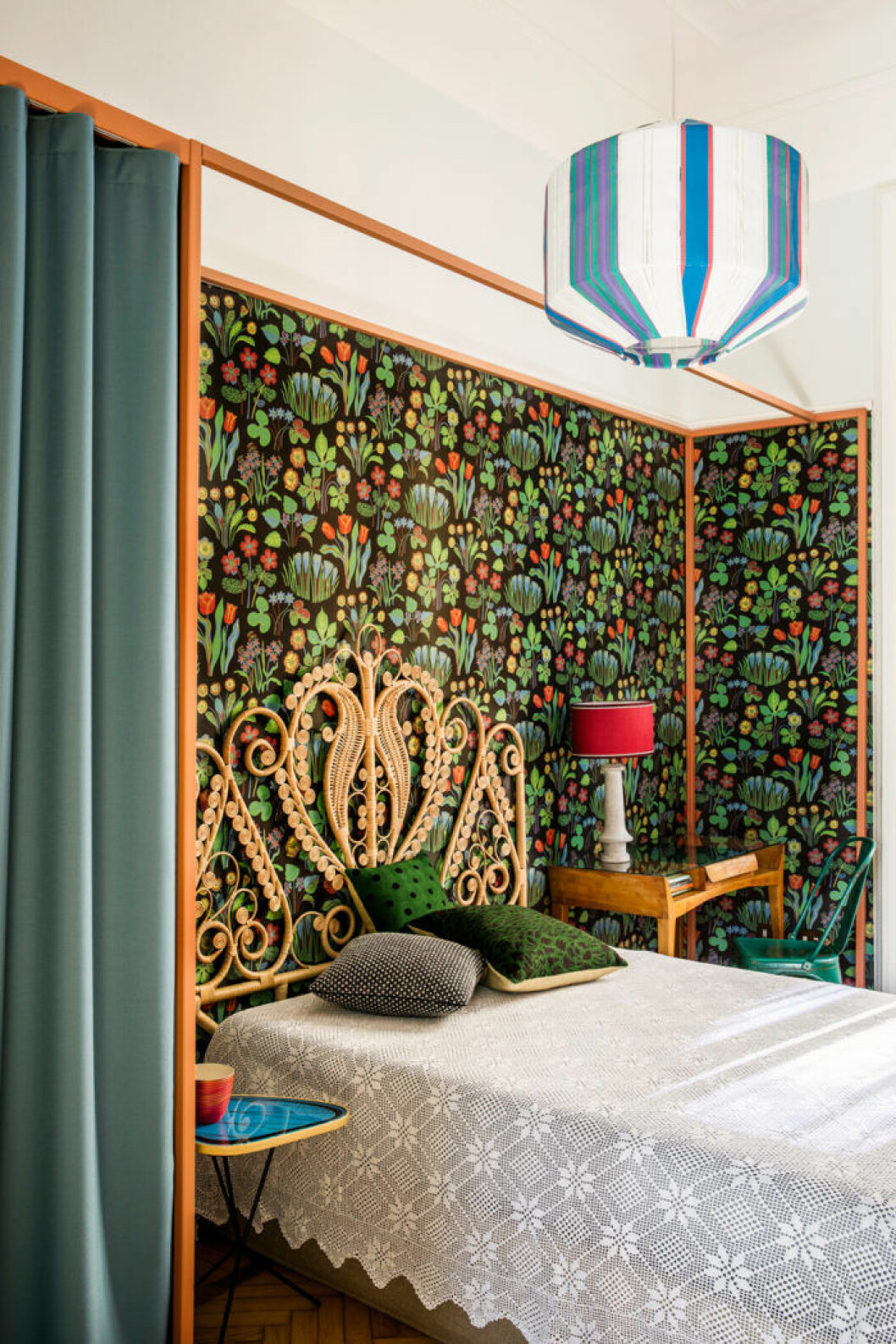 Syns i <a href="https://www.elle.se/decoration/fantastiska-fargval-och-ljuvliga-monster-i-milano/">”Fantastiska färgval och ljuvliga mönster i Milano”</a>. Foto: Helenio Barbetta/Living Inside. Sovrum med sänggavel prydd med blommor
