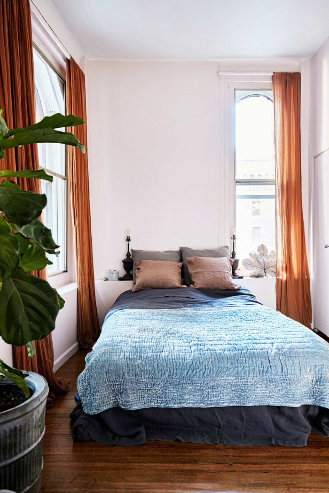 Syns i: ”R<a href="https://www.elle.se/decoration/rosa-och-rost-i-perfekt-kombination-pa-manhattan/">osa och rost i perfekt kombination på Manhattan</a>”. Foto:<a href="http://birgittawolfgangdrejer.com/">Birgitta Wolfgang</a>, styling: <a href="https://www.instagram.com/pernille.vest/">Pernille Vest</a>. Sovrum i pastelliga toner som möter jordnära nyanser