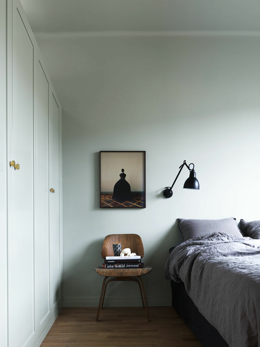 Syns i: <a href="https://www.elle.se/decoration/kika-in-i-inredningsdesignerns-lilla-etta-pa-43-kvadrat/">”Inredningsdesignerns drömmiga compact living-dröm”</a>. Foto: <a href="https://www.stellanherner.se/">Stellan Herner</a>, styling: <a href="http://nannalagerman.com/">Nanna Lagerman</a>. Garderober med guldhandtag