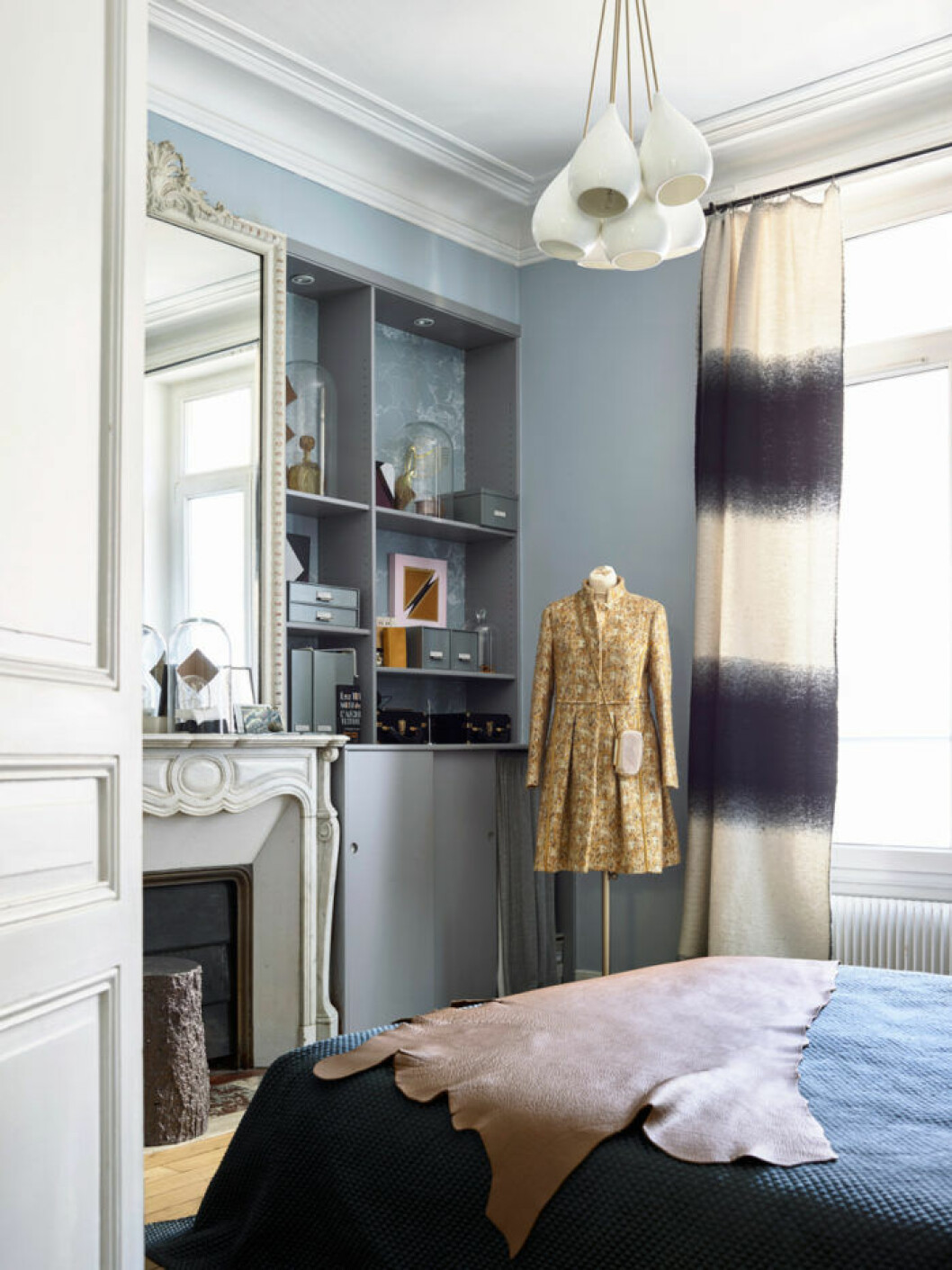 Syns i: <a href="https://www.elle.se/decoration/klassisk-parisvaning-med-ljuvlig-inredning-och-ett-helt-fantastiskt-kok/">”Klassisk Parisvåning med ljuvlig inredning – och ett helt fantastiskt kök”</a>. Foto: Fabrizio Ciccioni/Living Inside, styling: Chiara dal Canto/Living Inside. Turkost sovrum med platsbyggd hylla