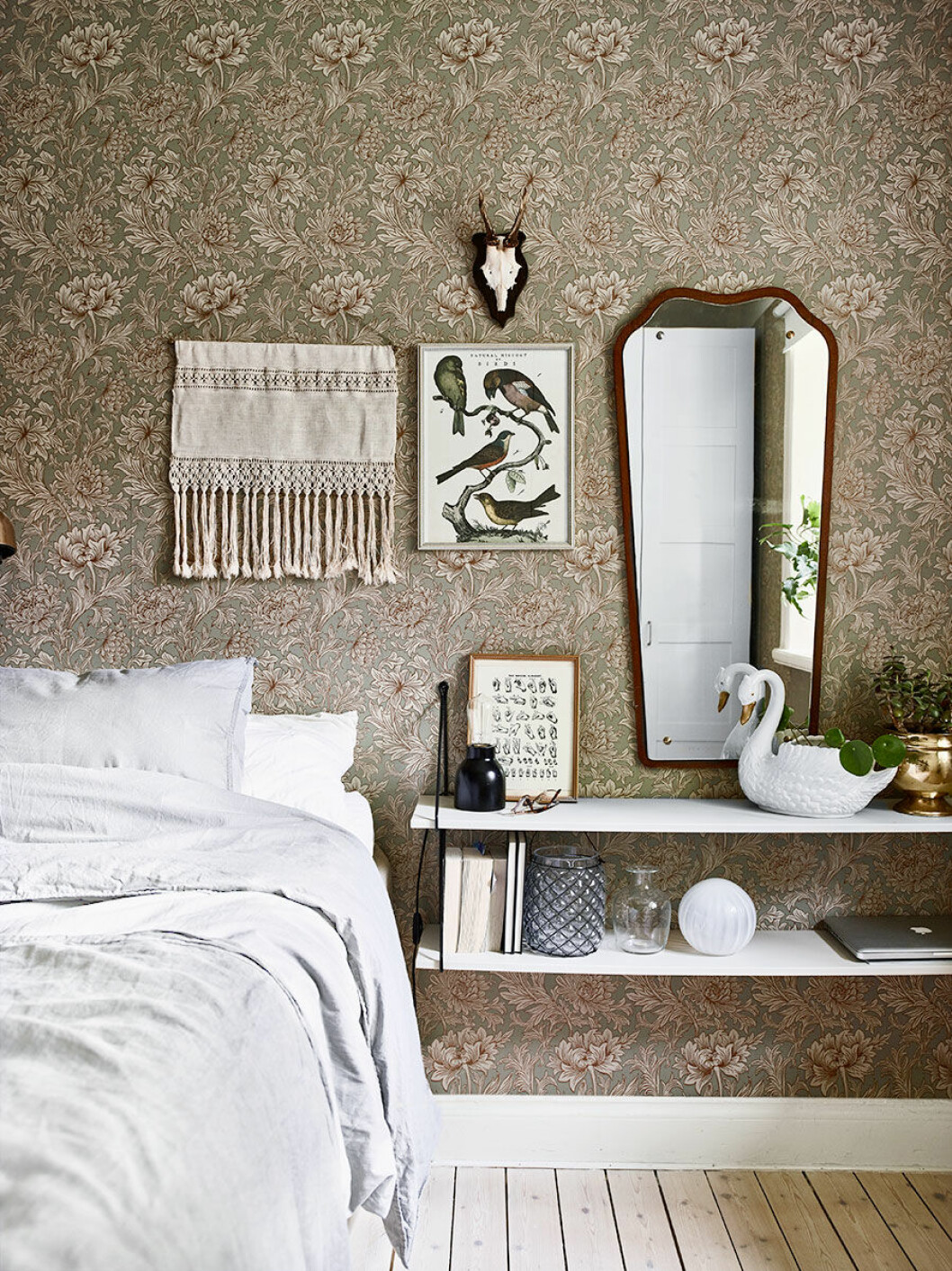 Syns i: <a href="https://www.elle.se/decoration/saker-stilmix-med-vacker-vintage-och-moderna-inslag/">”Säker stilmix med vintage, moderna inslag och ett drömmigt sovrum”.</a> Foto: <a href="http://www.andrea-papini.com/" target="_blank" rel="noopener">Andrea Papini</a>, styling: Alexandra Edholm. Blommönstrad tapet