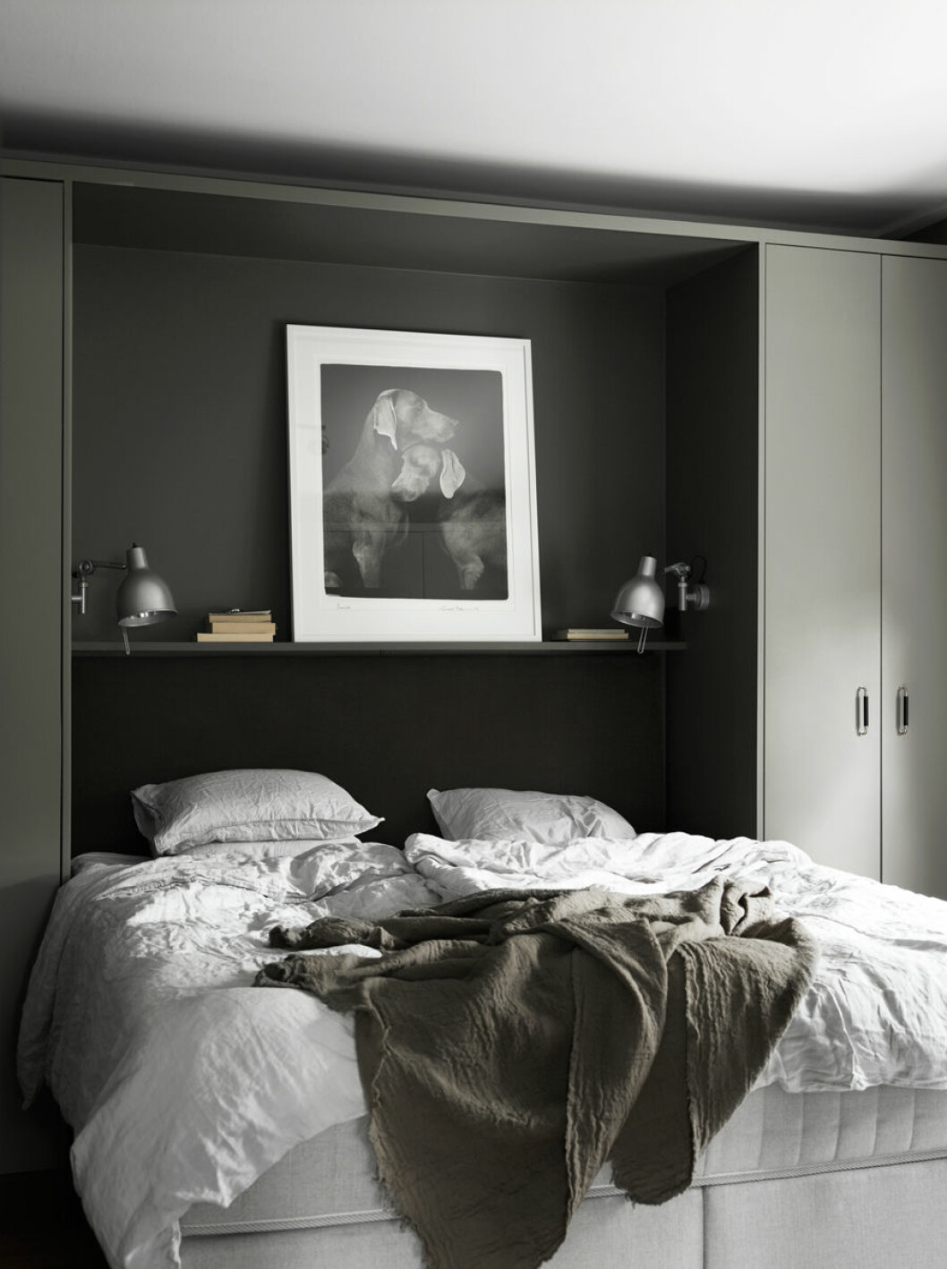 Syns i: <a href="https://www.elle.se/decoration/trendsaker-villa-pa-lidingo-full-av-magisk-belysning/">”Kika in i inredningsfotografens trendsäkra villa”</a>. Foto: <a href="http://www.omarsson.se/">Ragnar Omarssón</a>, styling: <a href="https://www.pellahedeby.com/">Pella Hedeby</a>. Sovrum i svarta och gråa toner