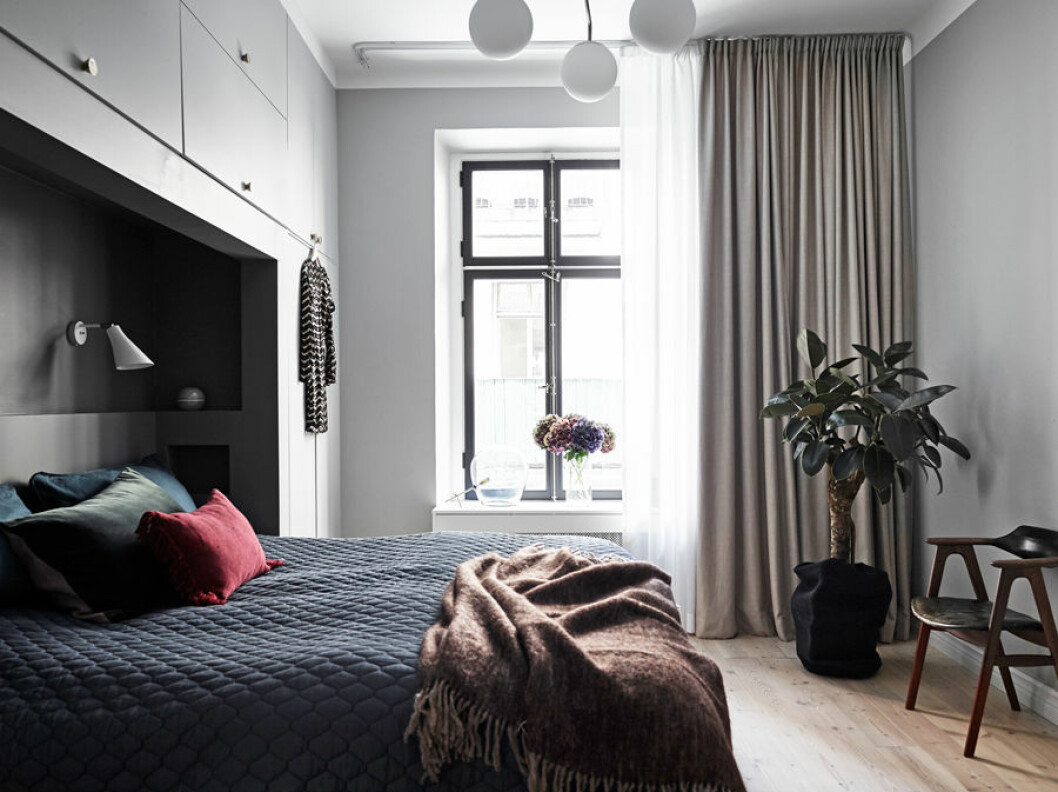 Av: Helena Dyrssen och Sara Sandanam/Bebo Text: Ida Magntorn Foto: Fredric Boukari Syns i: <a href="https://www.elle.se/decoration/dova-industrifarger-i-en-gammal-textilverkstad-med-ett-helt-fantastiskt-kok/">Gamla fabriken förvandlades till en inredningsdröm</a>. Använd platsbyggda lösningar.