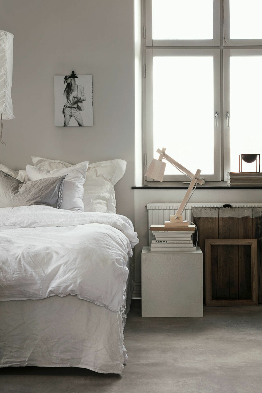Foto: Sofi Sykfont, styling: Pella Hedeby. Syns i: <a href="https://www.elle.se/ombonad-och-stilsaker-minimalism-i-standig-forandring/?showGallery=b97cc5&slide=0">Ombonad minimalism i ständig förändring</a> Sovrum i naturnära färger
