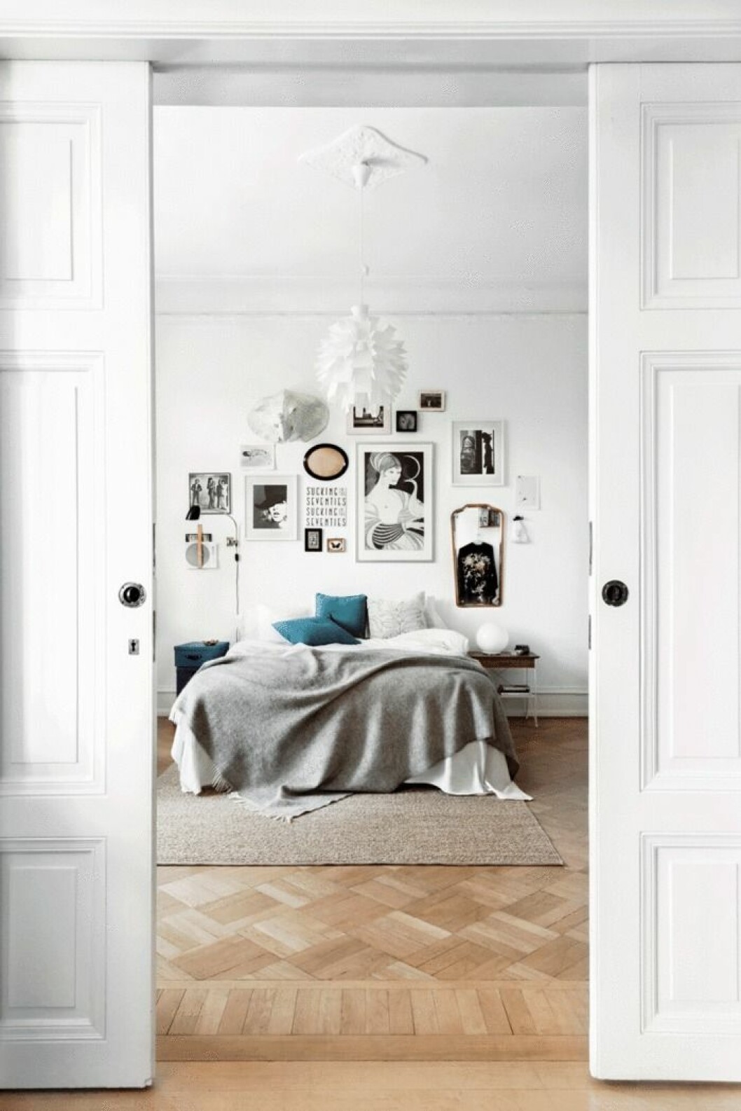 Syns i: <a href="https://www.elle.se/decoration/fantastisk-sekelskifteslagenhet-med-en-supersnygg-matplats/">”Magisk sekelskifteslägenhet – med en mysig matplats”.</a> Foto: <a href="http://www.annamalmbergphoto.com/">Anna Malmberg</a>, styling: <a href="http://strenghielm.se/">Mari Strenghielm. </a> Vitmålat sovrum med tavelvägg