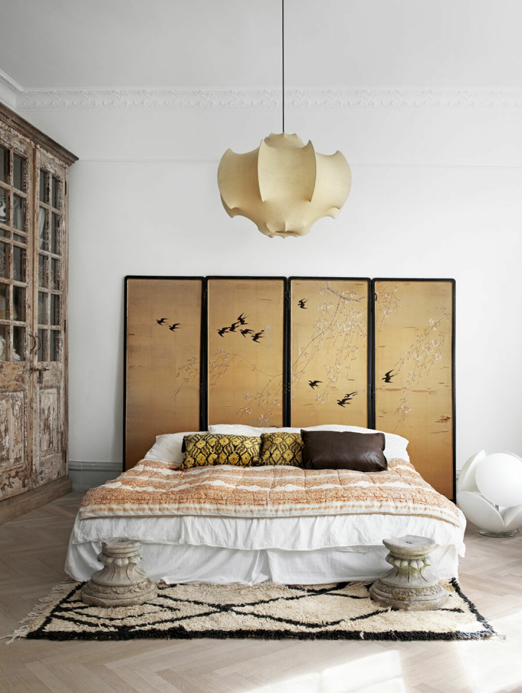 Syns i: <a href="https://www.elle.se/decoration/magisk-lagenhet-med-personlig-inredning-och-ett-helt-fantastiskt-sovrum/">”Magisk drömlägenhet med personlig inredning och stilsäker inredning”</a>. Foto: <a href="https://www.marcuslawett.com/">Marcus Lawett</a>, styling: Karolina Vertus. Sparsmakat sovrum med vintagedetaljer