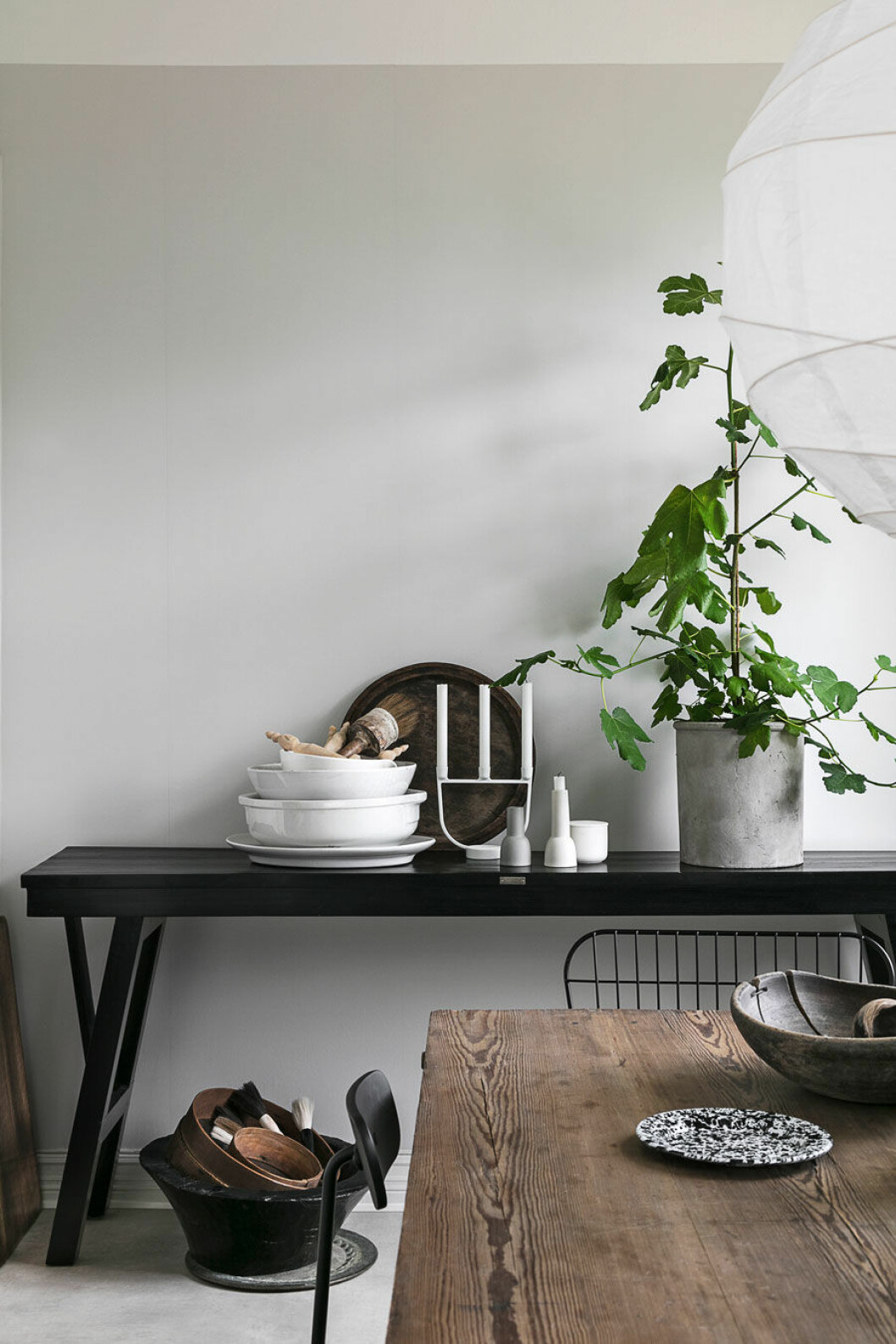 Foto Sofi Sykfont Styling: Pella Hedeby Syns i: <a href="https://www.elle.se/decoration/ombonad-och-stilsaker-minimalism-i-standig-forandring/" target="_blank" rel="noopener">Ombonad minimalism i ständig förändring </a> Vårda dina växter