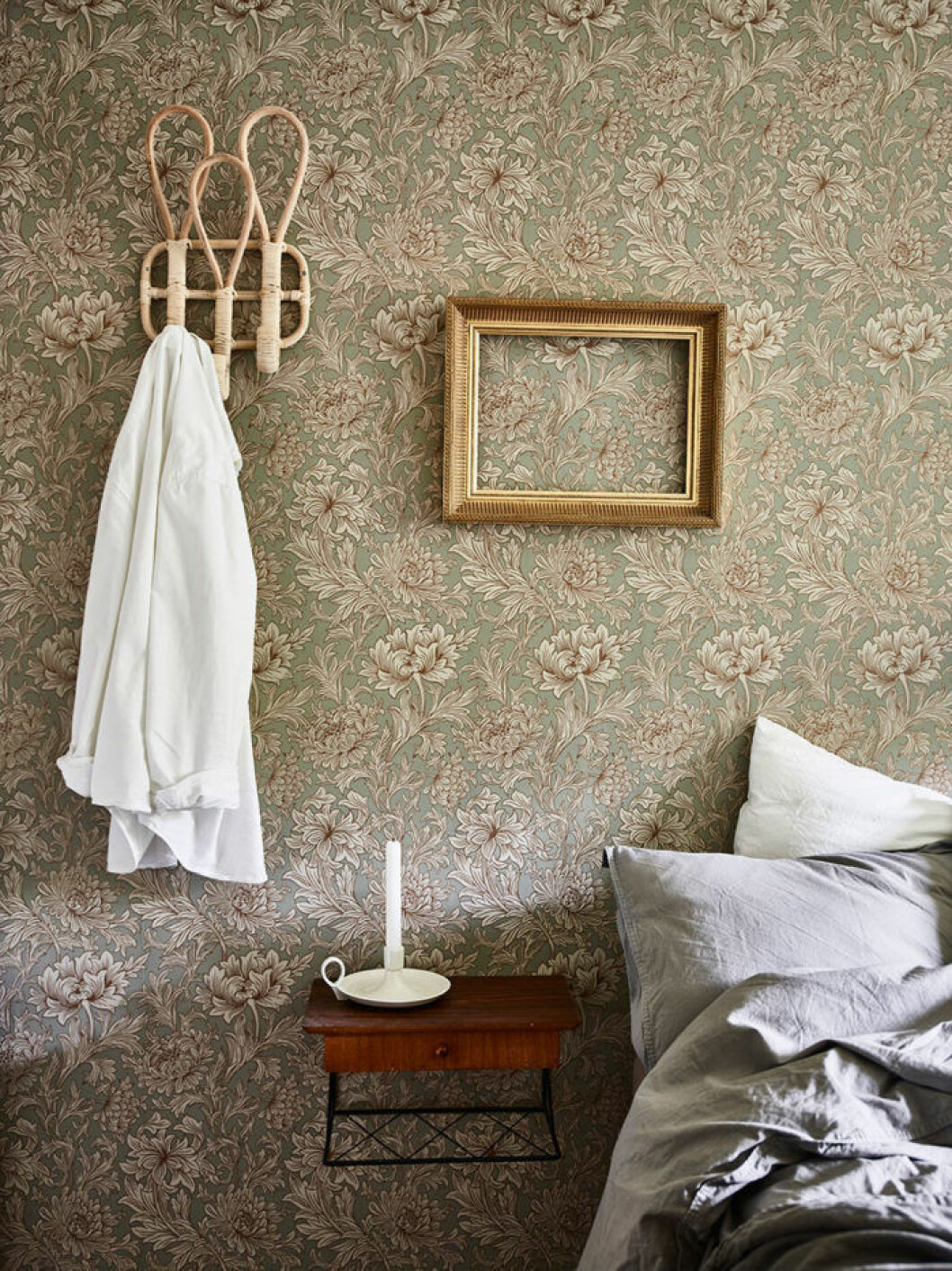 Foto: Andrea Papini, styling: Alexandra Ydholm. Syns i: <a href="https://www.elle.se/decoration/saker-stilmix-med-vacker-vintage-och-moderna-inslag/">Stilsäker mix med vintage, moderna inslag och ett drömmigt sovrum</a> Sovrum med blommig tapet och bphemiska inredningsdetaljer