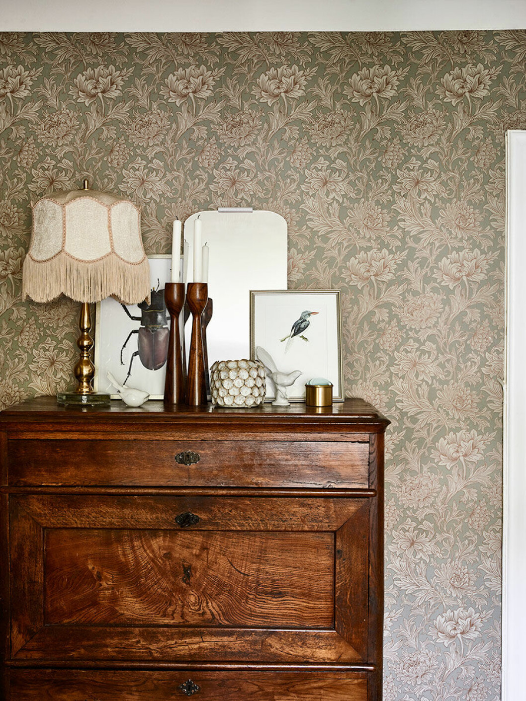 Styling: Alexandra Ydholm foto: <a href="http://www.andrea-papini.com/" target="_blank" rel="noopener">Andrea Papini</a> Syns i: <a href="https://www.elle.se/decoration/saker-stilmix-med-vacker-vintage-och-moderna-inslag/">Säker stilmix med vintage, moderna inslag och ett drömmigt sovrum.</a> Framhäv tapeten med inredningsdetaljer i samma färg