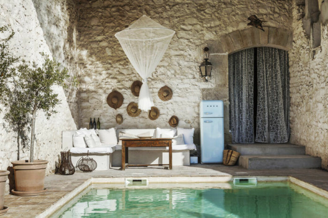 Syns i: <a href="https://www.elle.se/decoration/idylliskt-bed-and-breakfast-pa-den-franska-landsbygden/">”Idylliskt bed and breakfast i Frankrike – kika in”</a> Foto: Anna Malmberg, styling: Mari Strenghielm Pool på franskt bed and breakfast