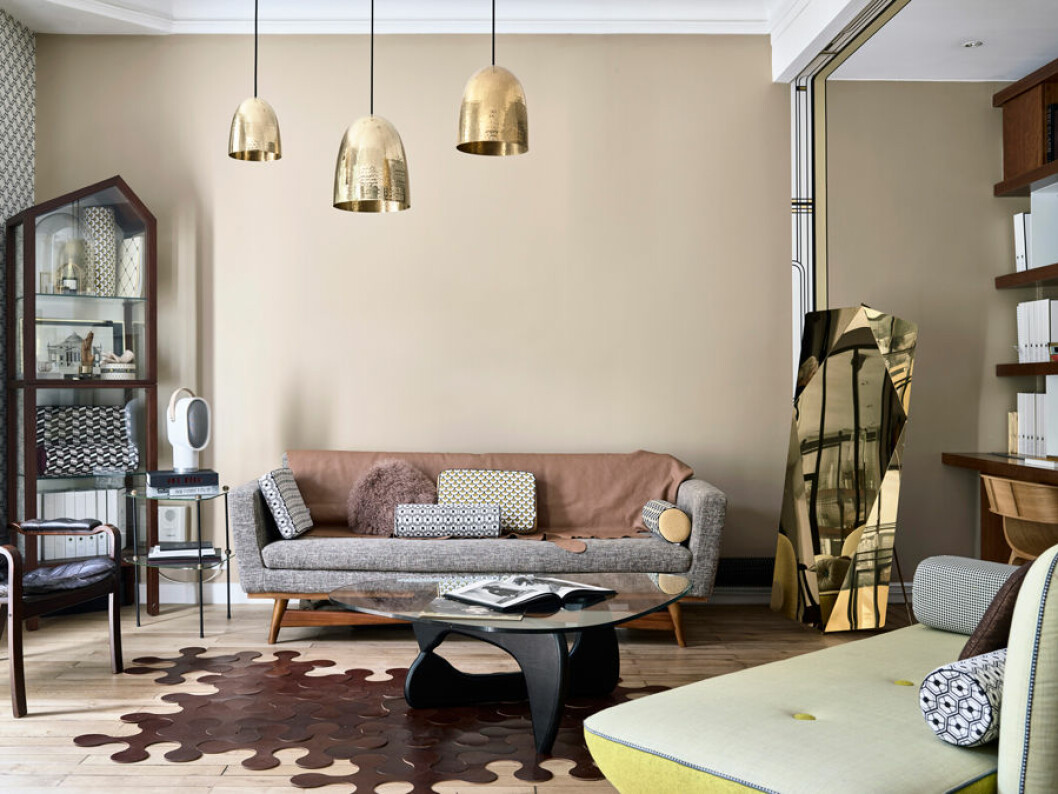 Av: Chiara dal Canto/Living Inside Foto: Fabrizio Ciccioni/Living Inside Syns i: <a href="https://www.elle.se/decoration/klassisk-parisvaning-med-ljuvlig-inredning-och-ett-helt-fantastiskt-kok/">Klassisk Parisvåning med ljuvlig inredning – och ett helt fantastiskt kök</a>. Taklampor i mässing