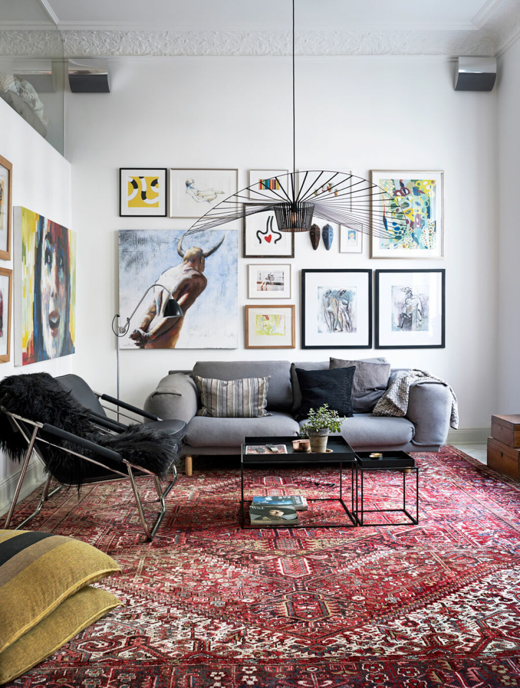 Av: Myrica Bergqvist Text: Sanna Rossäng Foto: Patric Johansson Syns i: <a href="https://www.elle.se/decoration/ljuvlig-sekelskifteslagenhet-med-personlig-konst-och-kreativa-losningar/">Ljuvligt sekelskifteshem med personlig konst och kreativa lösningar</a>. Inred med mer rött i hemmet.