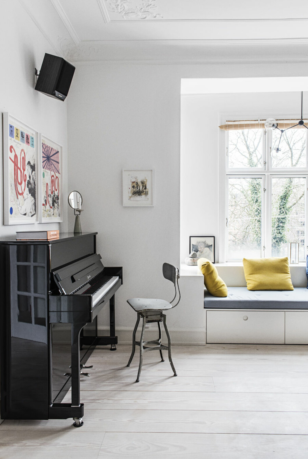 Piano och platsbyggd bänk vid fönstret