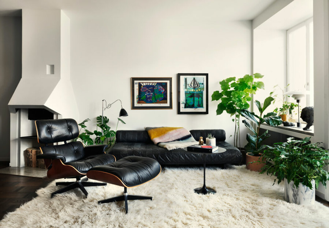 Foto: <a href="http://ingerstedt.se/">Jonas Ingerstedt</a>, styling: <a href="http://www.tomasinegahn.com/">Tomasine Gahn</a>. Syns: <a href="https://www.elle.se/decoration/stillsam-oas-fylld-av-tidlosa-designklassiker/">”En stillsam oas – fylld med tidlösa designklassiker”</a>. Exklusivt vardagsrum med vit matta och öppen spis